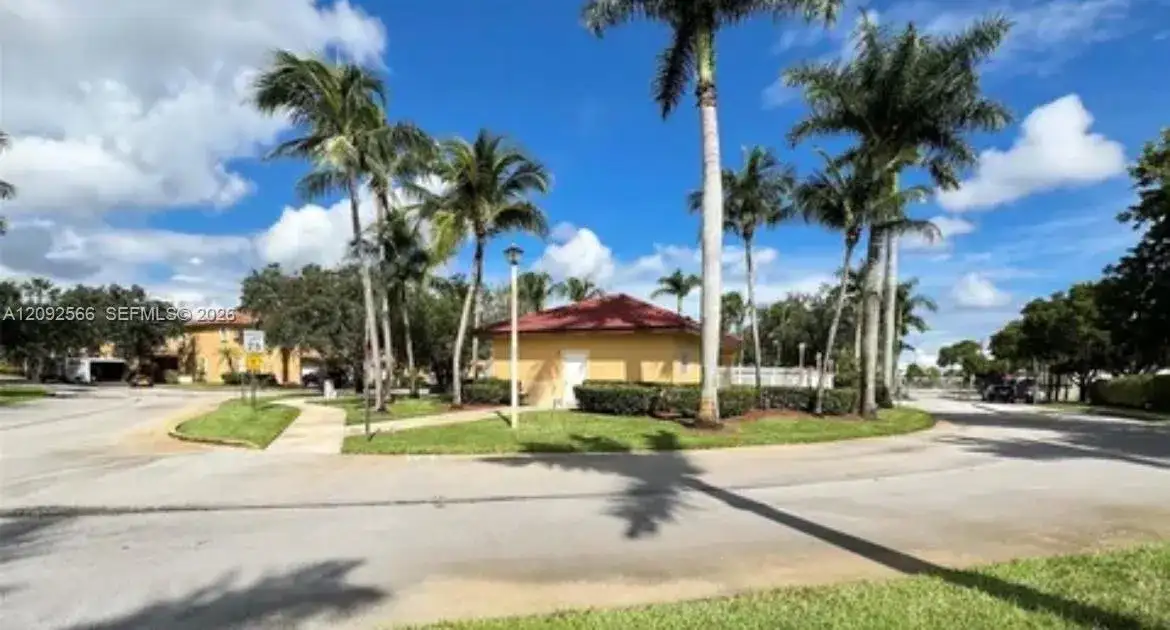 14015 N Forest Oak Cir, Davie FL 33325 photo 5