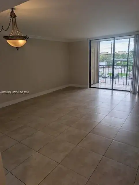 8635 NW 8th St # 303, Miami FL 33126