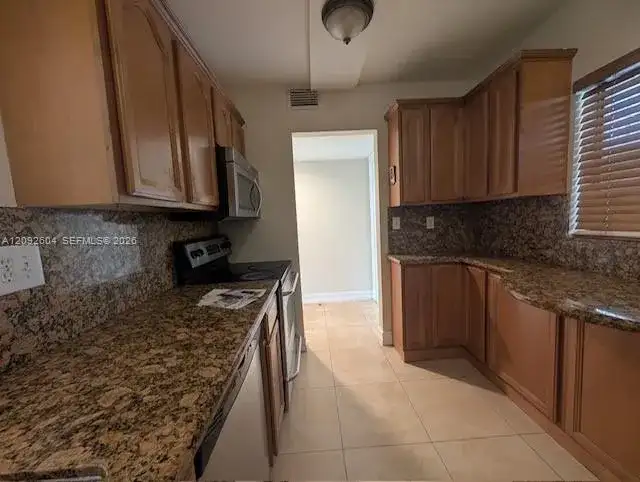 8635 NW 8th St # 303, Miami FL 33126 photo 3