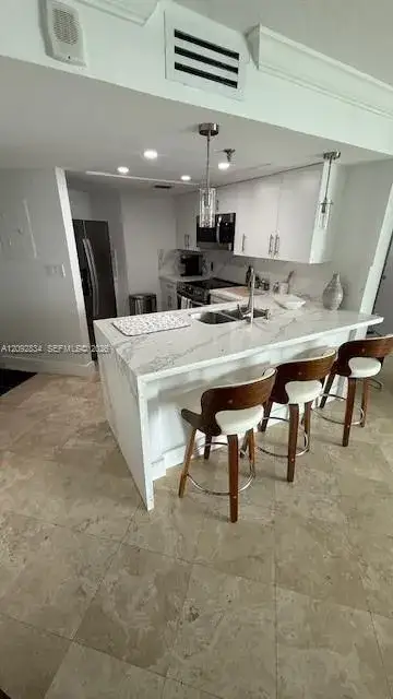 5880 Collins Ave # 1104, Miami Beach FL 33140