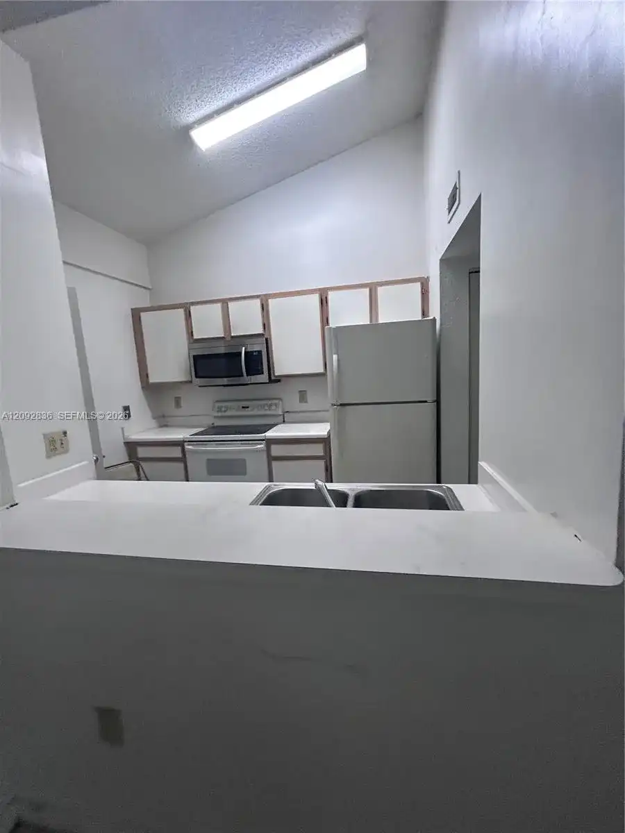 2890 N Oakland Forest Dr # 202, Oakland Park FL 33309