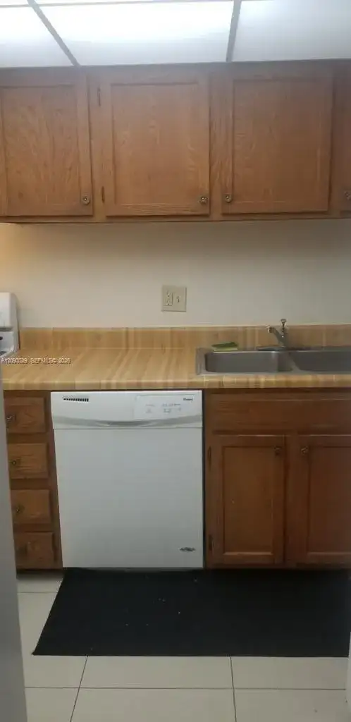 3650 Inverrary Dr # 2Y, Lauderhill FL 33319 photo 2