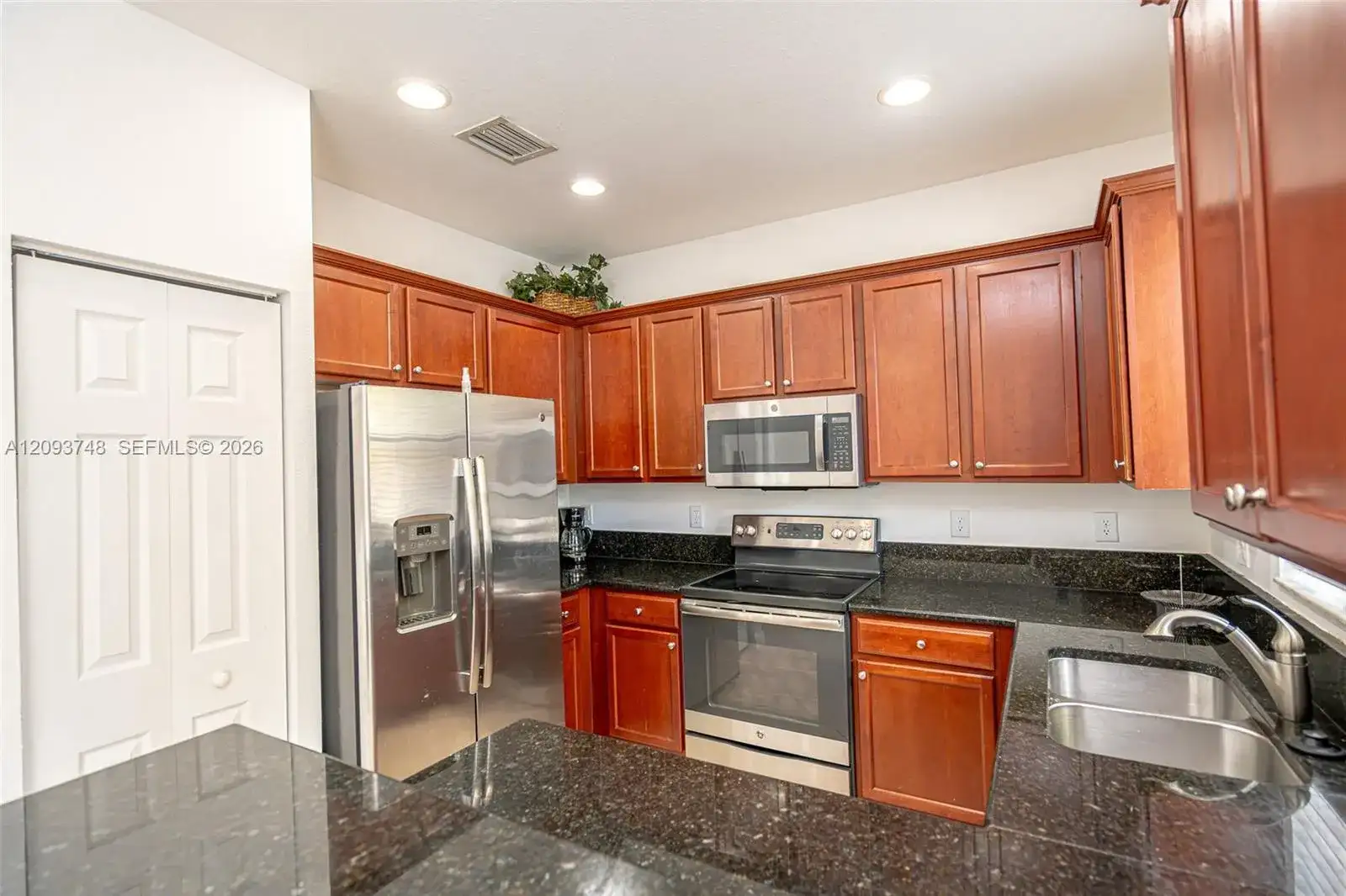 8815 NW 116th Ct, Doral FL 33178 photo 2