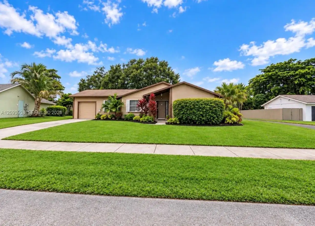 908 Cardinal Pl, Homestead FL 33035 photo 2