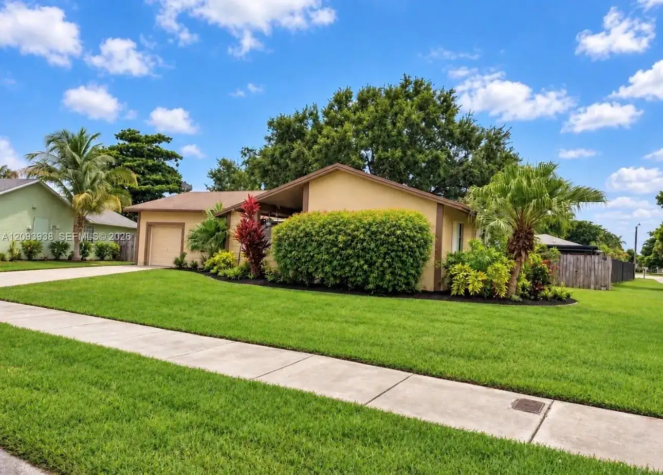 908 Cardinal Pl, Homestead FL 33035 photo 3