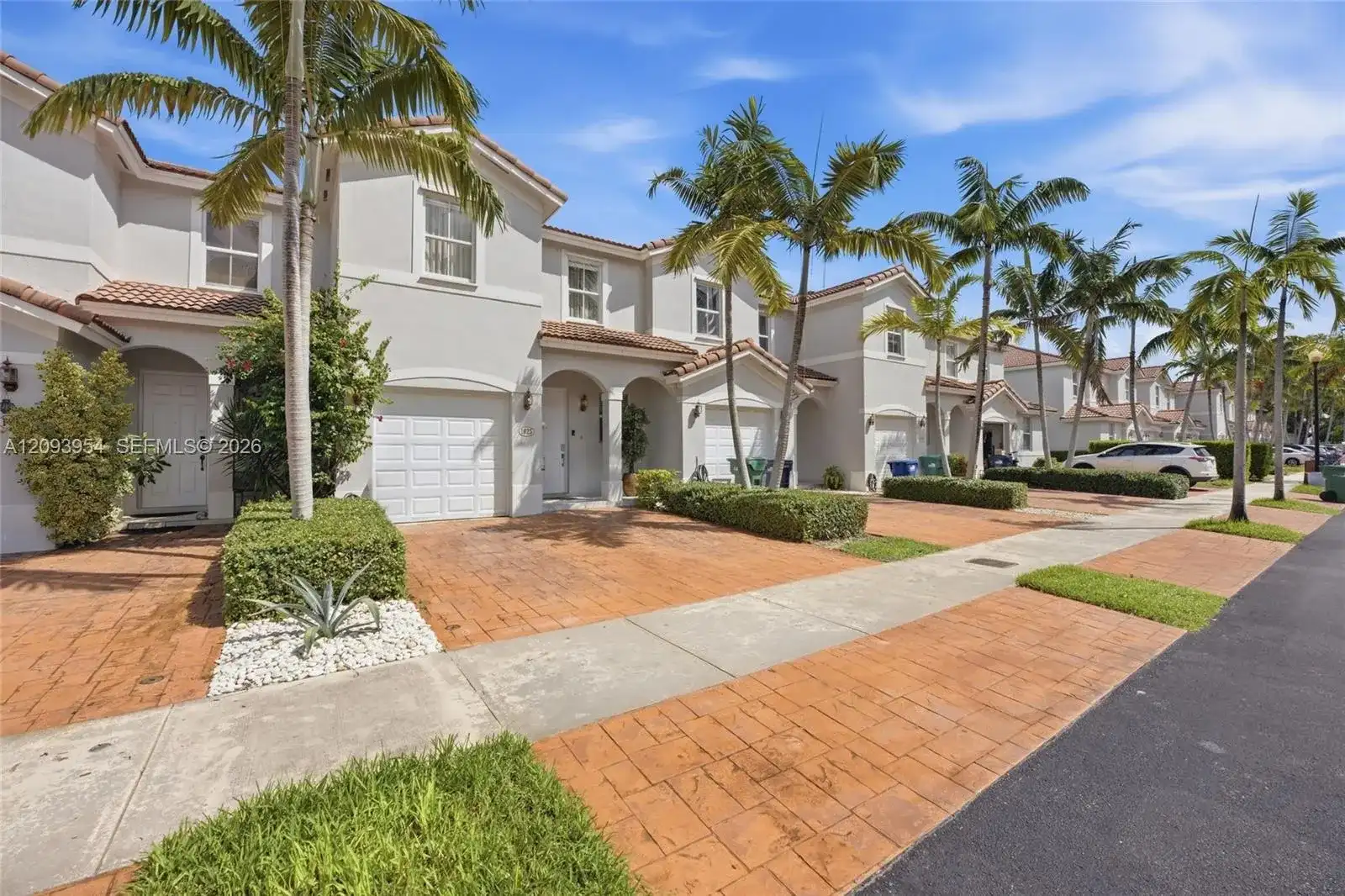 1025 NE 207th Ter, Miami FL 33179