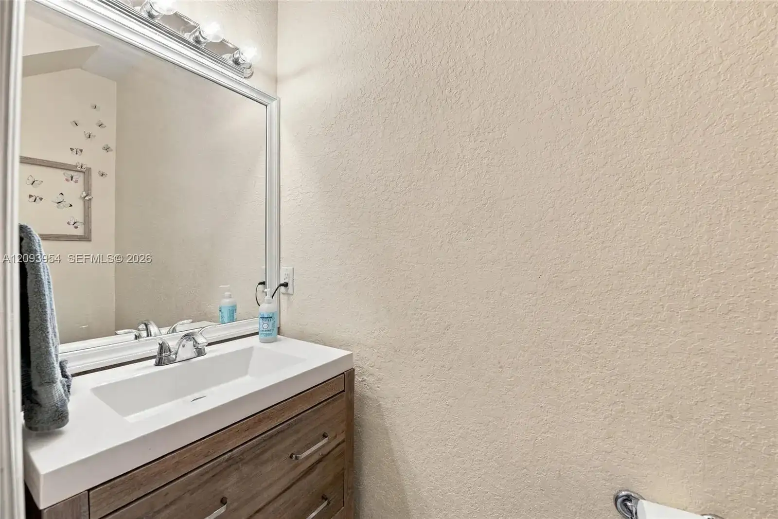 1025 NE 207th Ter, Miami FL 33179 photo 2