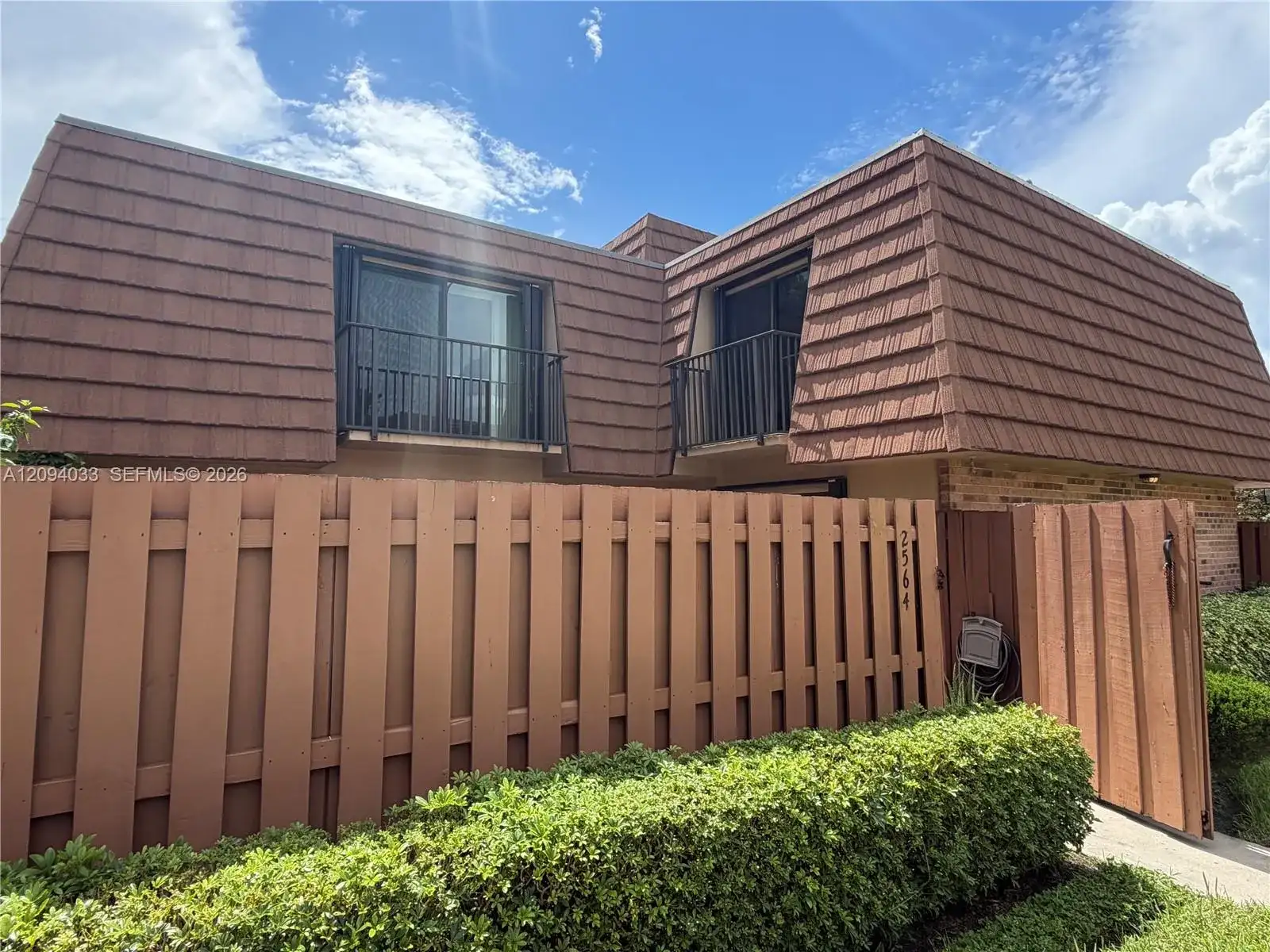 2564 Lakeview Ct, Cooper City FL 33026 photo 2