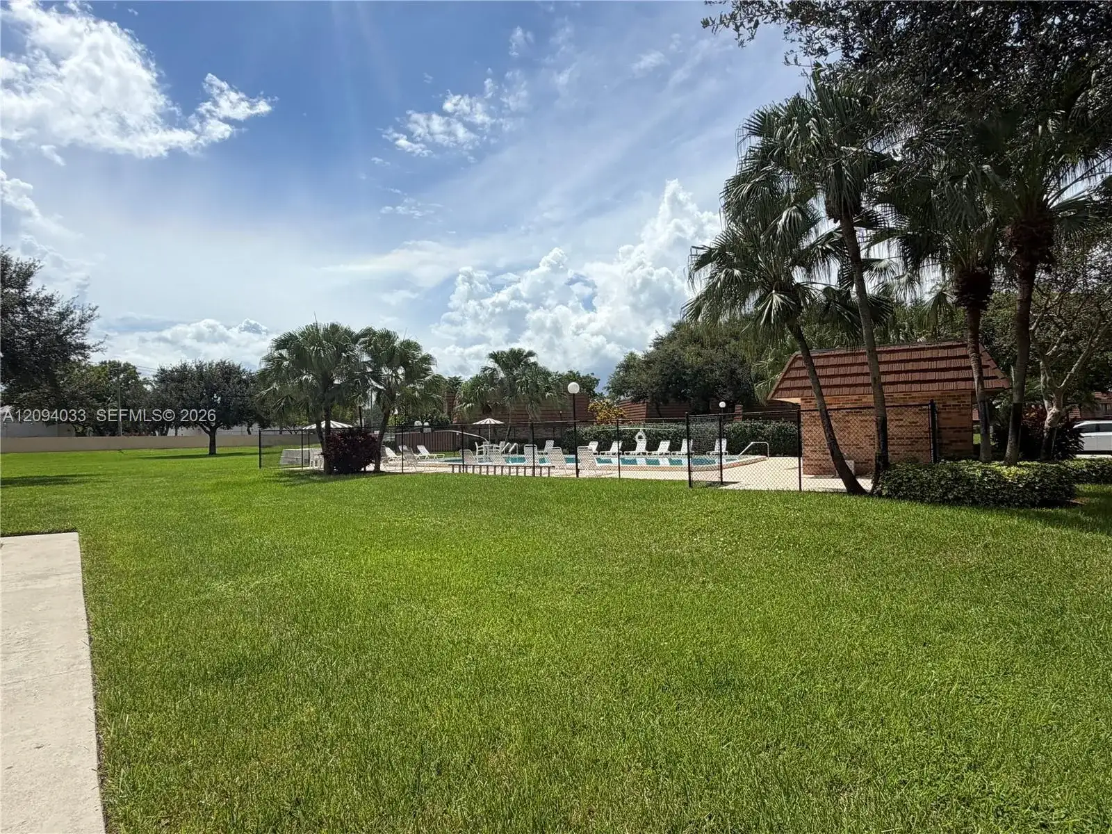 2564 Lakeview Ct, Cooper City FL 33026 photo 4