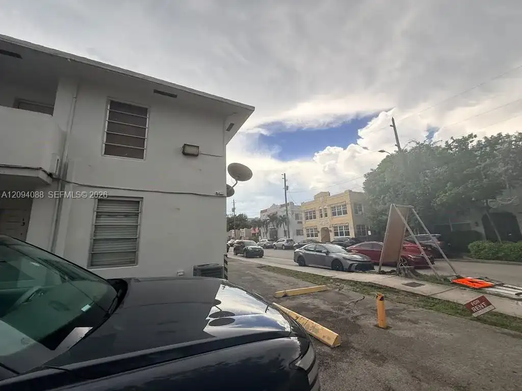 990 SW 4th St # 7, Miami FL 33130