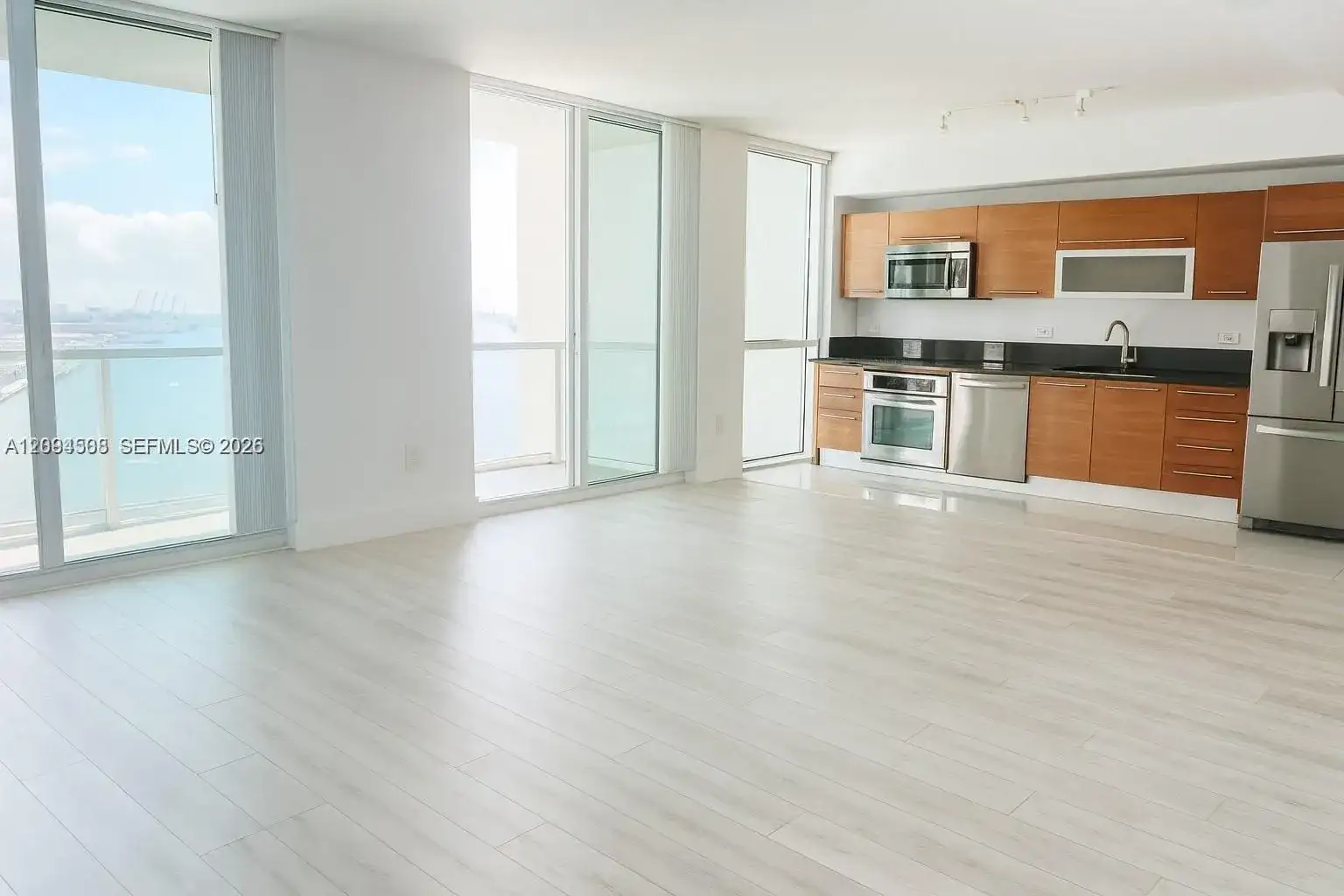 253 NE 2nd St # 3307, Miami FL 33132 photo 4