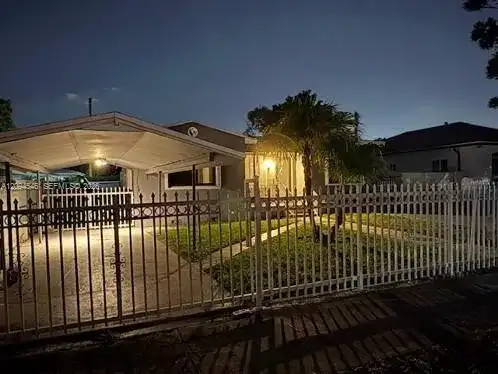 2962 NW 50th St, Miami FL 33142