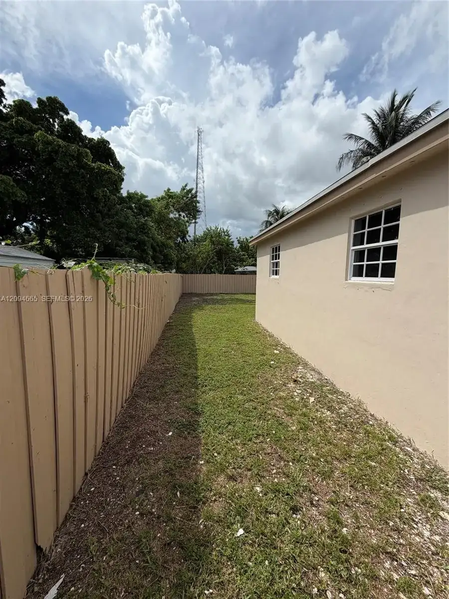 520 W 22nd St, Hialeah FL 33010 photo 2