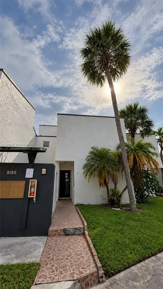 9195 Fontainebleau Blvd # 4, Miami FL 33172