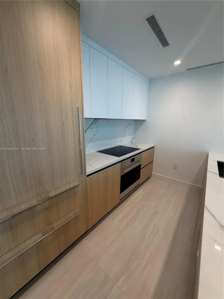 2411 Laguna Cir # 2408, Miami FL 33181 photo 3