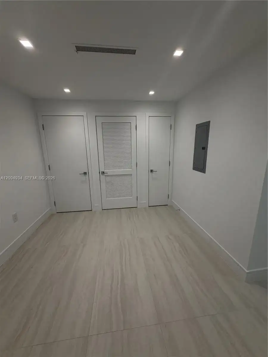 2411 Laguna Cir # 2408, Miami FL 33181 photo 5
