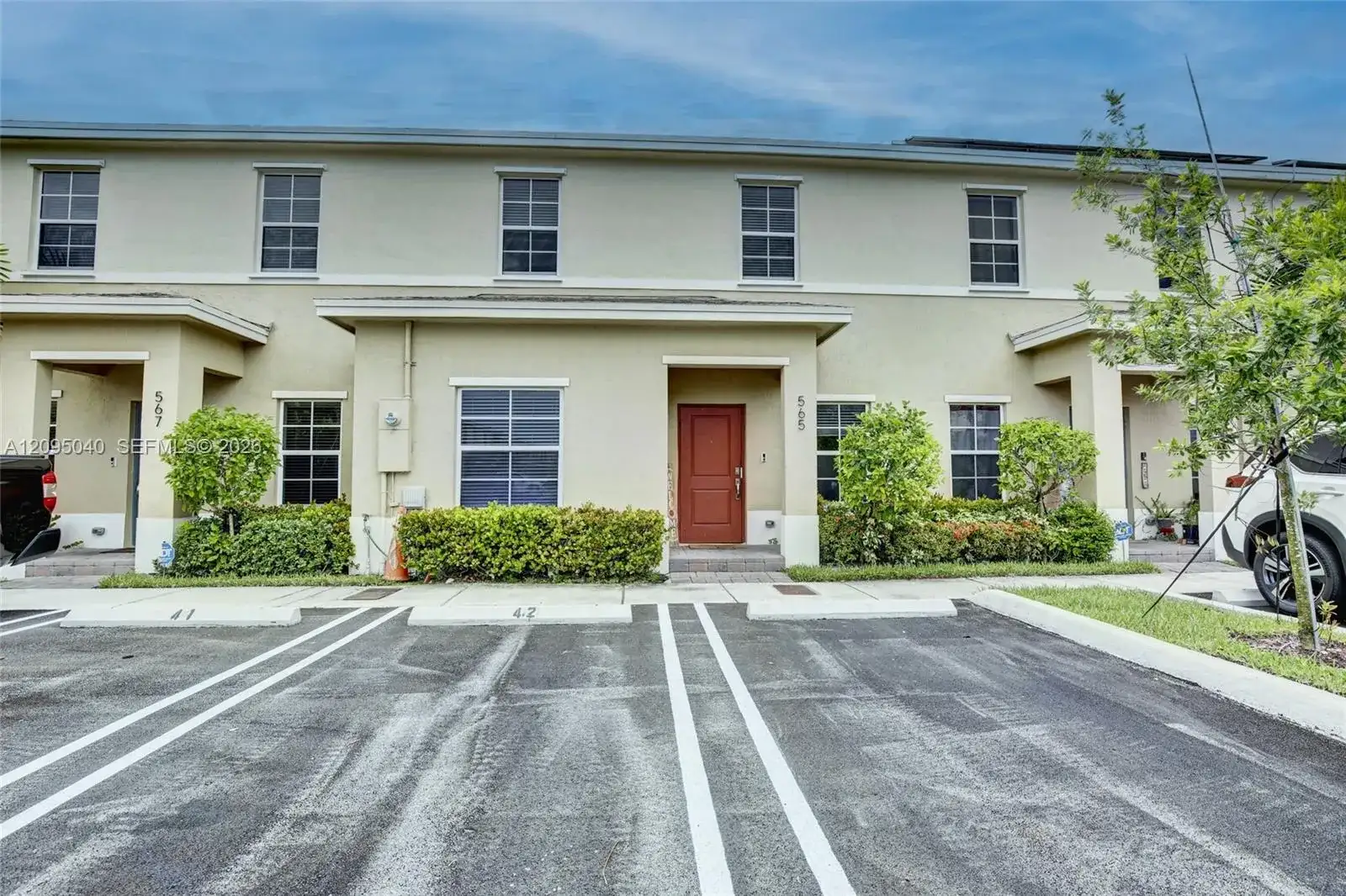 565 NE 5th Pl, Florida City FL 33034 photo 2