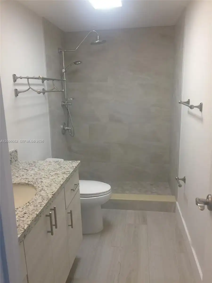 500 W Bayview Dr # 621, Sunny Isles Beach FL 33160