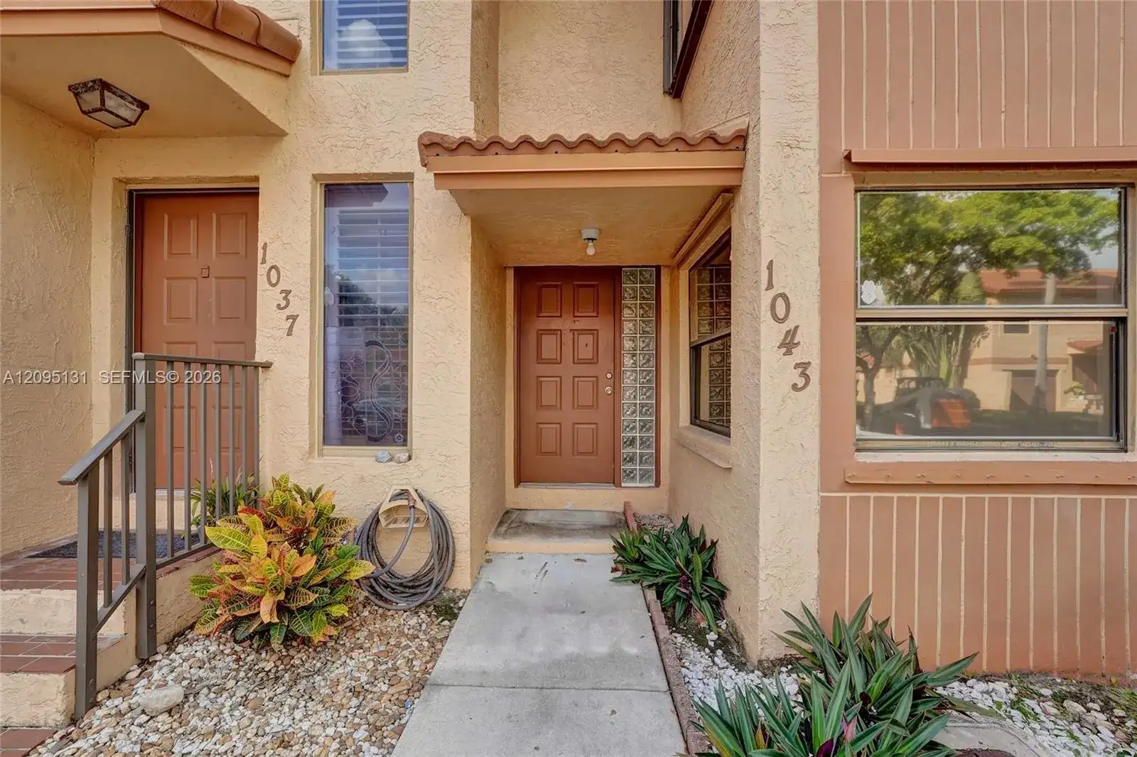 1043 SW 113th Ter, Pembroke Pines FL 33025 photo 2