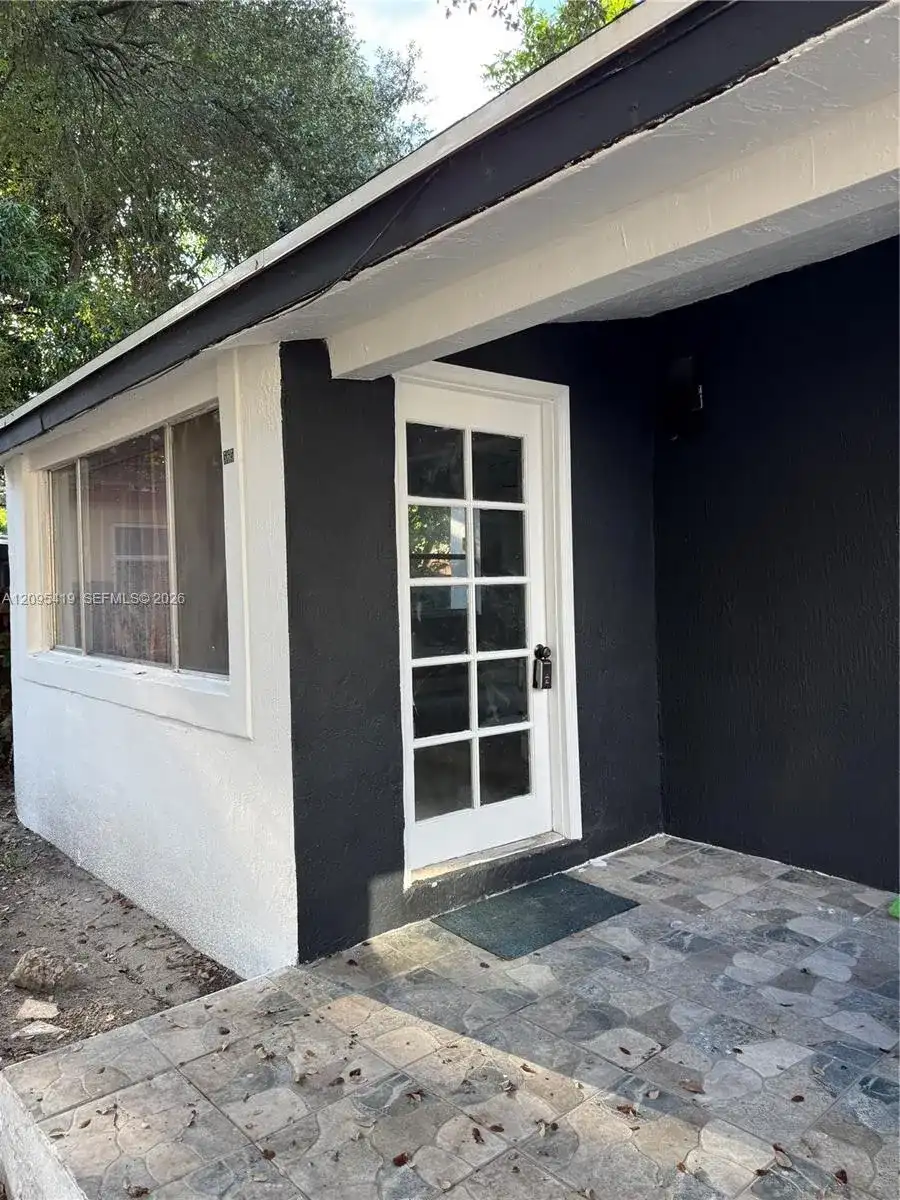 585 NE 163rd St # 1, Miami FL 33162