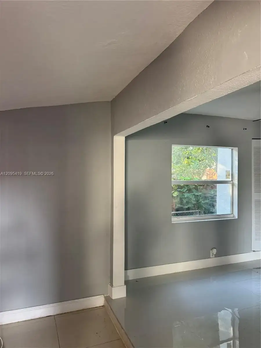 585 NE 163rd St # 1, Miami FL 33162 photo 2