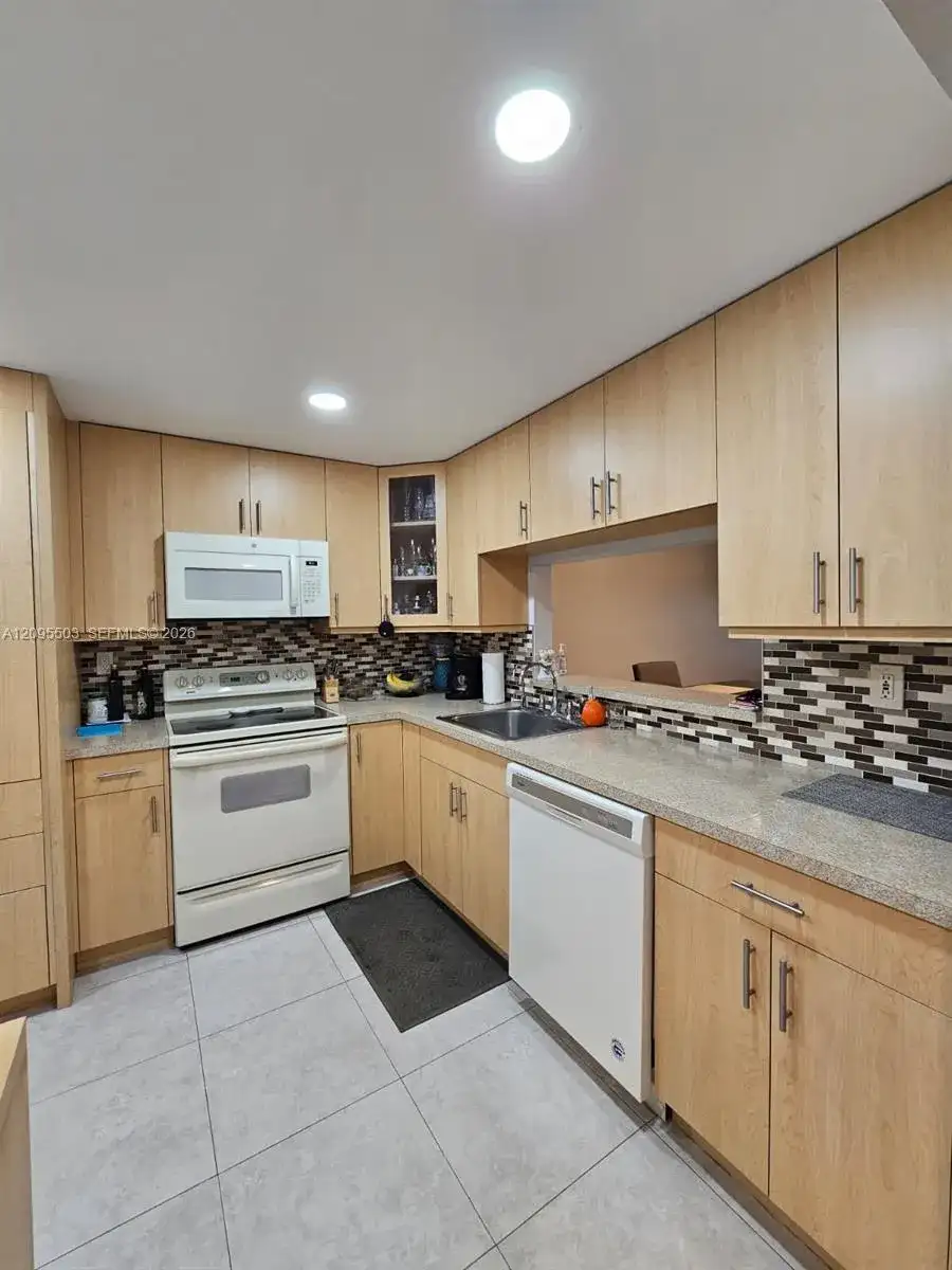 1000 Colony Point Cir # 522, Pembroke Pines FL 33026 photo 2