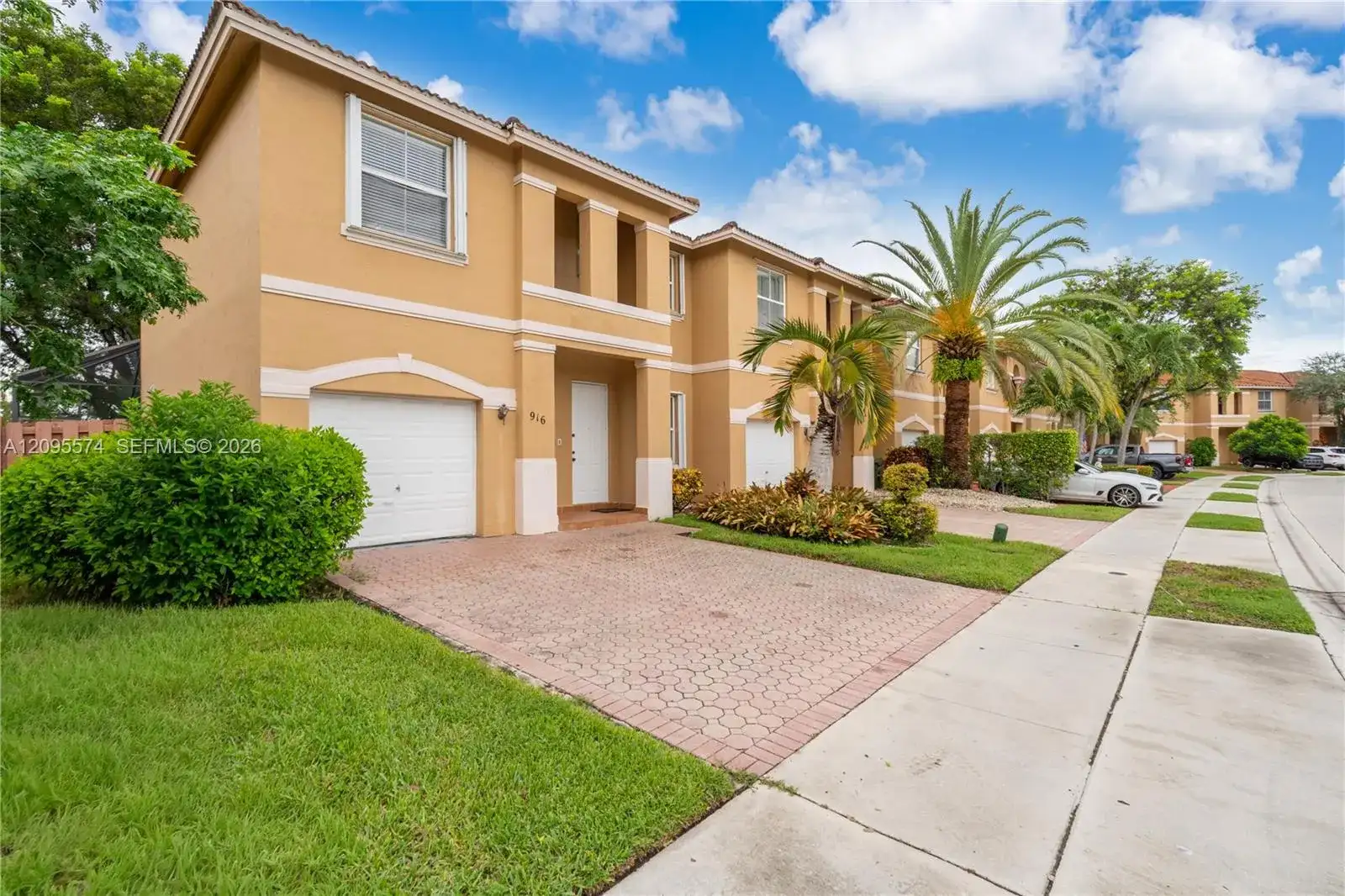 916 NW 135th Ter, Pembroke Pines FL 33028 photo 2