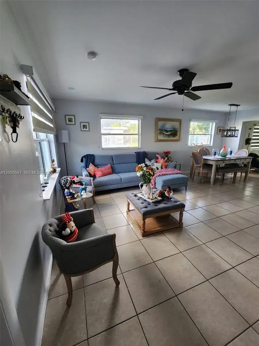 812 Lake McGregor Dr, Fort Myers FL 33919 photo 2