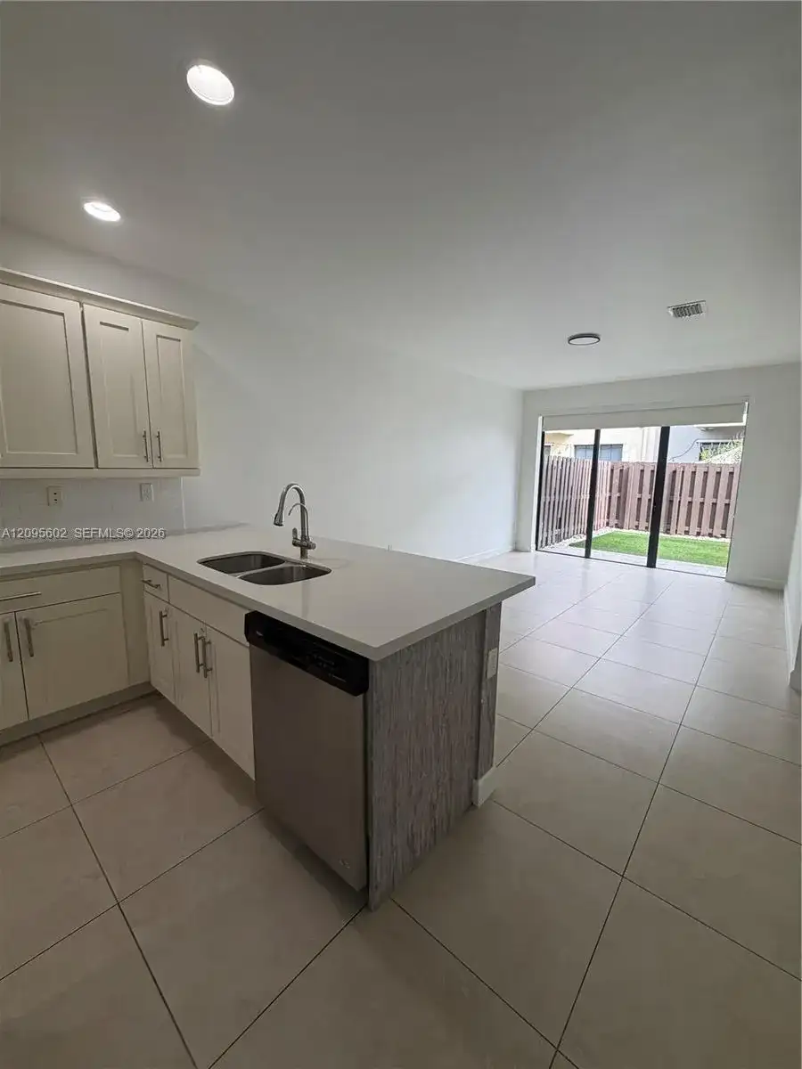 10461 NW 61st st, Doral FL 33178 photo 2