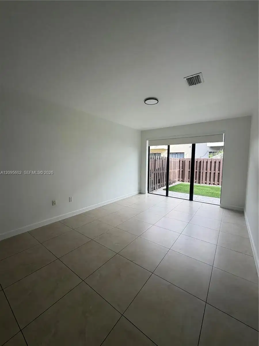 10461 NW 61st st, Doral FL 33178 photo 3