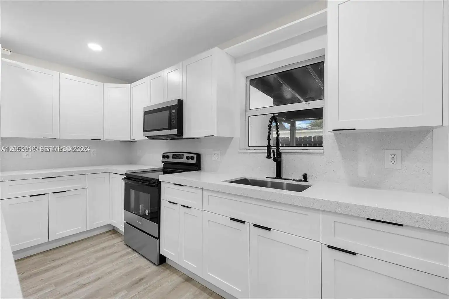 331 W 40th Pl, Hialeah FL 33012 photo 2
