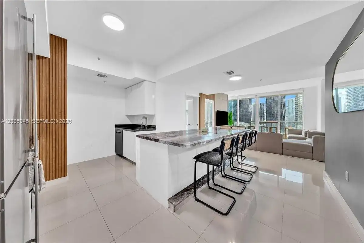 92 SW 3rd St # 2802, Miami FL 33130 photo 2