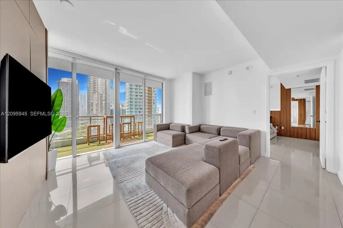 92 SW 3rd St # 2802, Miami FL 33130 photo 4