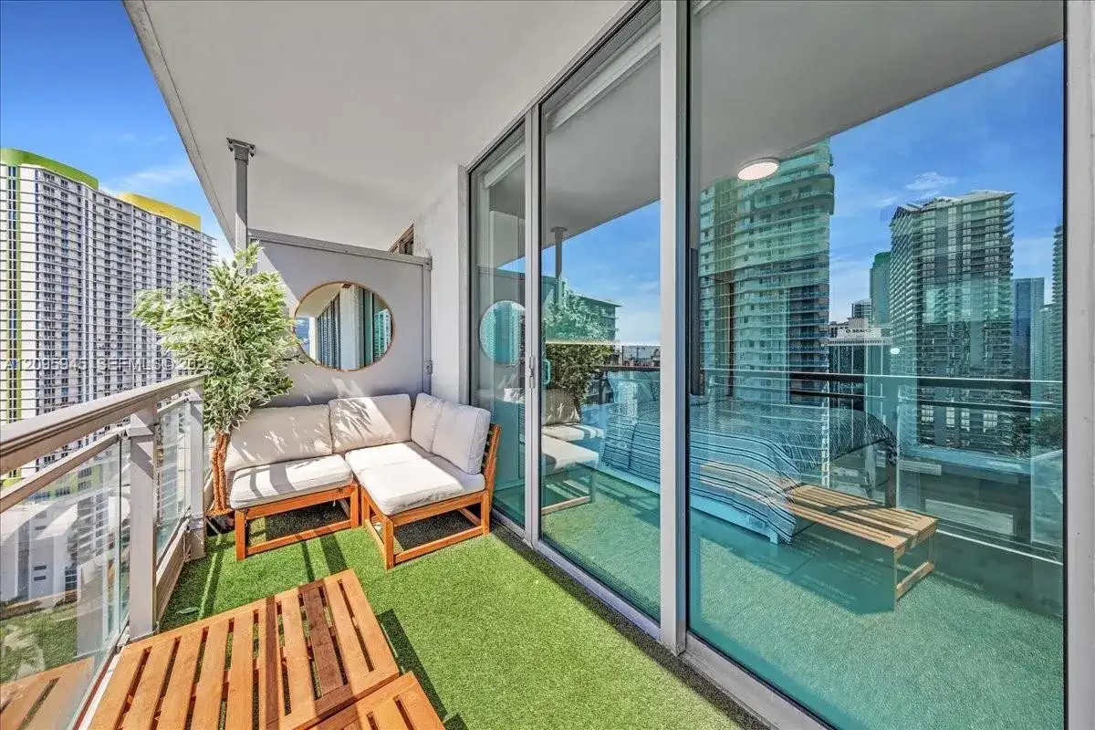 92 SW 3rd St # 2802, Miami FL 33130 photo 5