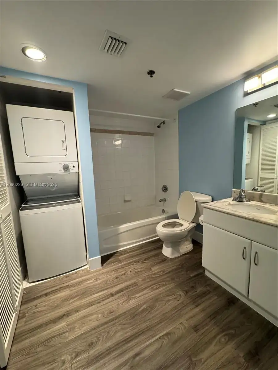 1200 Brickell Bay Dr # 3206, Miami FL 33131 photo 5