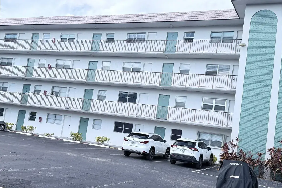 4311 Crystal Lake Dr # 120, Deerfield Beach FL 33064