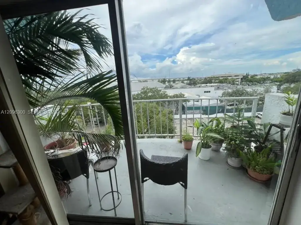 486 NW 165th St Rd # 603, Miami FL 33169