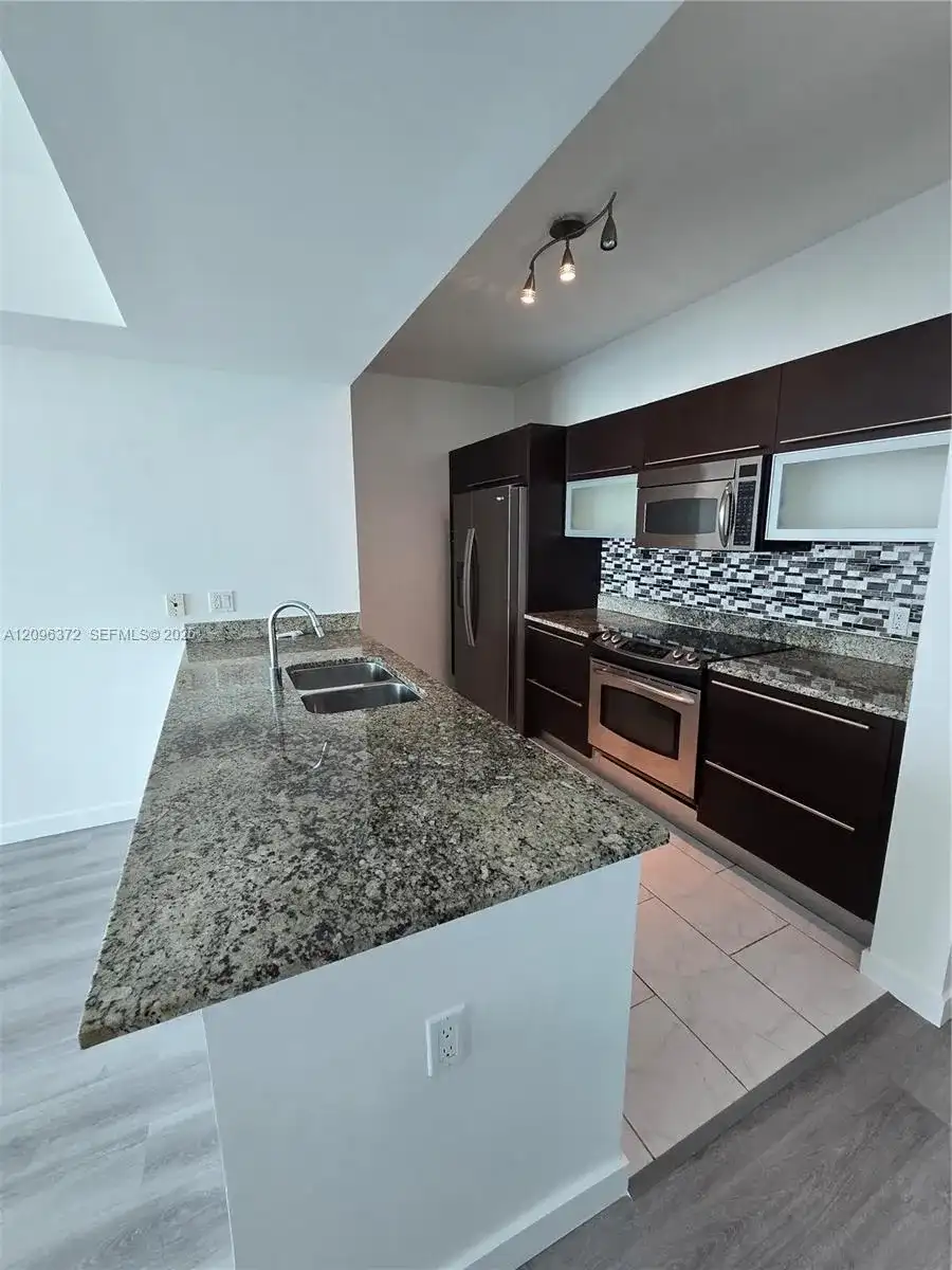 950 Brickell Bay Dr # 3300, Miami FL 33131