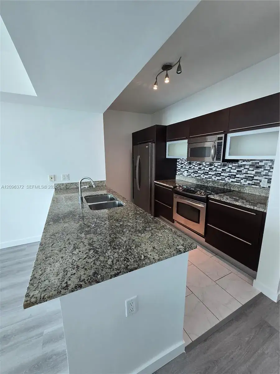 950 Brickell Bay Dr # 3300, Miami FL 33131