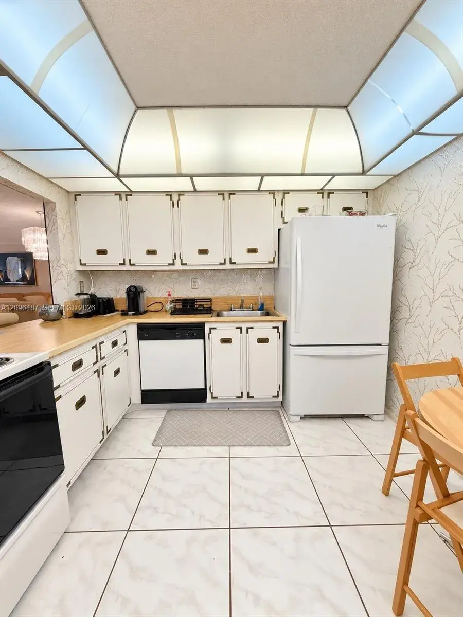 600 Parkview Dr # 206, Hallandale Beach FL 33009