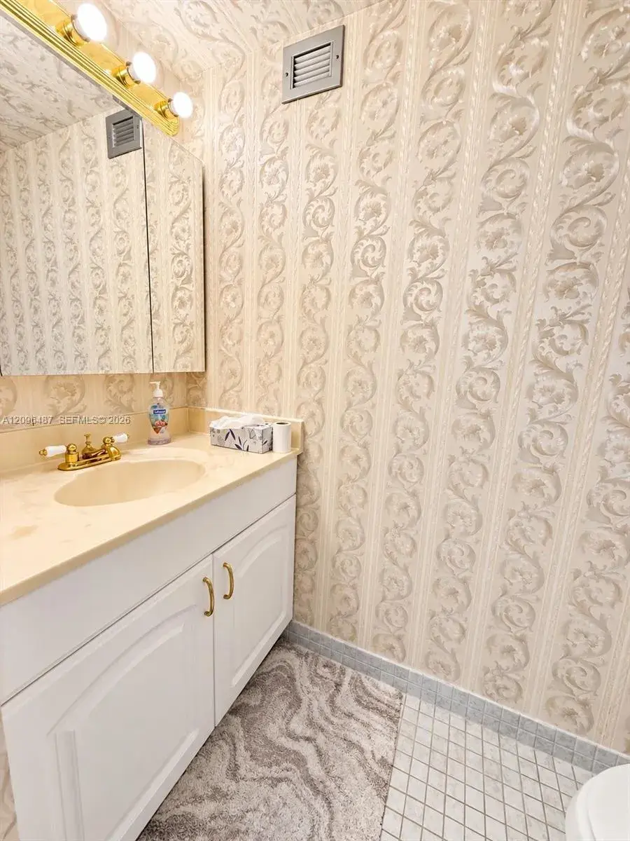 600 Parkview Dr # 206, Hallandale Beach FL 33009