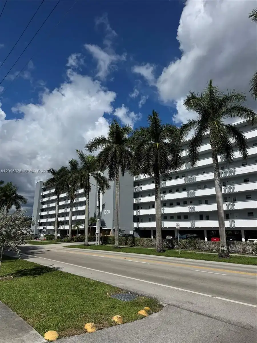1000 NE 14th Ave # 101, Hallandale Beach FL 33009