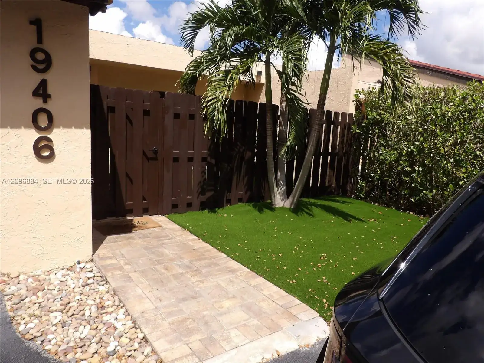19406 E Lake Dr, Hialeah FL 33015 photo 2