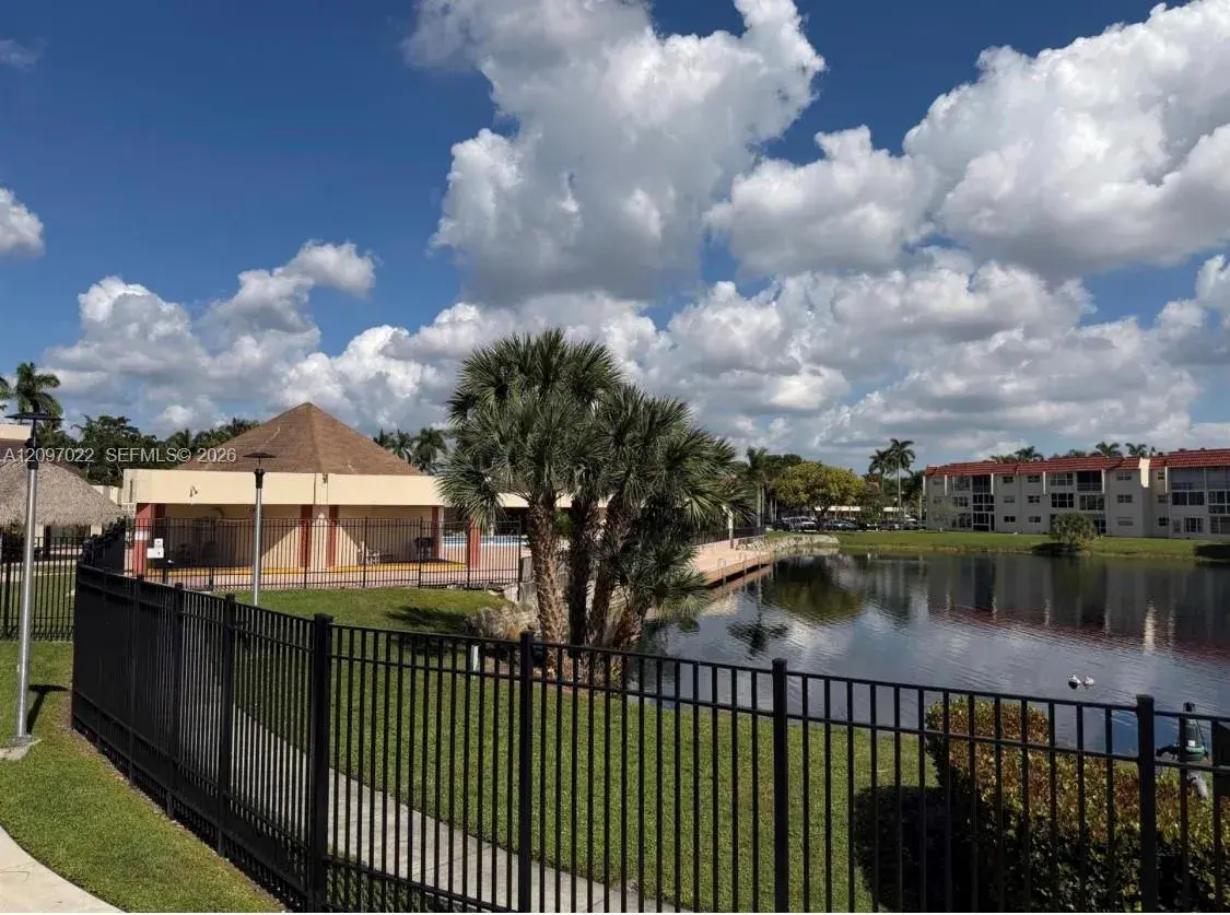 2900 W Sunrise Lakes Dr # 304, Sunrise FL 33322