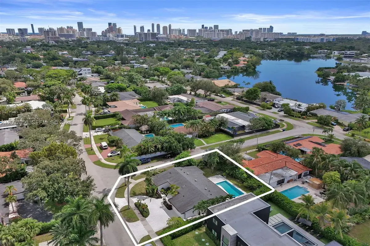 1990 NE 197th Ter, Miami FL 33179