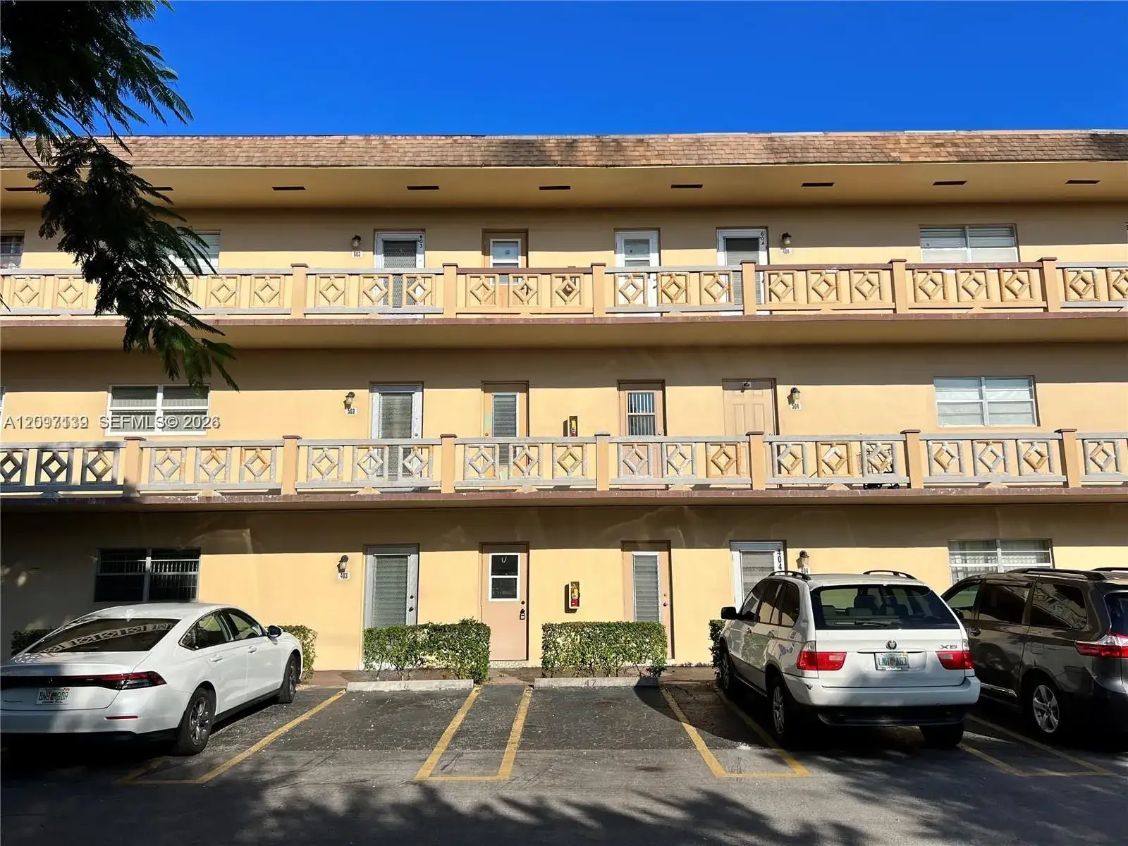 3530 NW 52nd Ave # 403, Lauderdale Lakes FL 33319