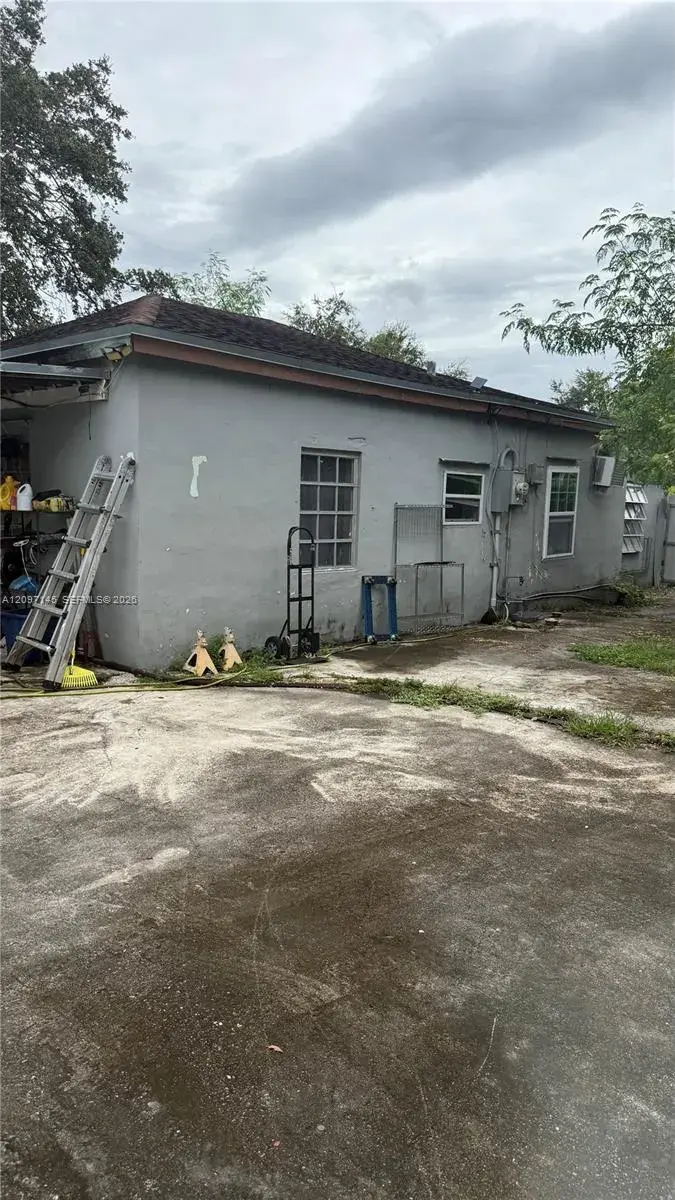 2240 NW 102nd St, Miami FL 33147