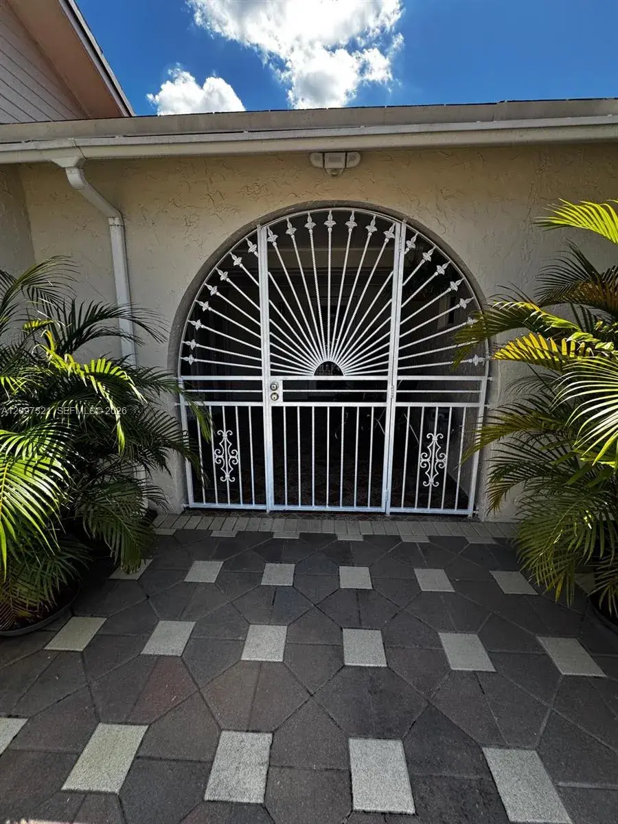 5836 NW 199th St, Hialeah FL 33015