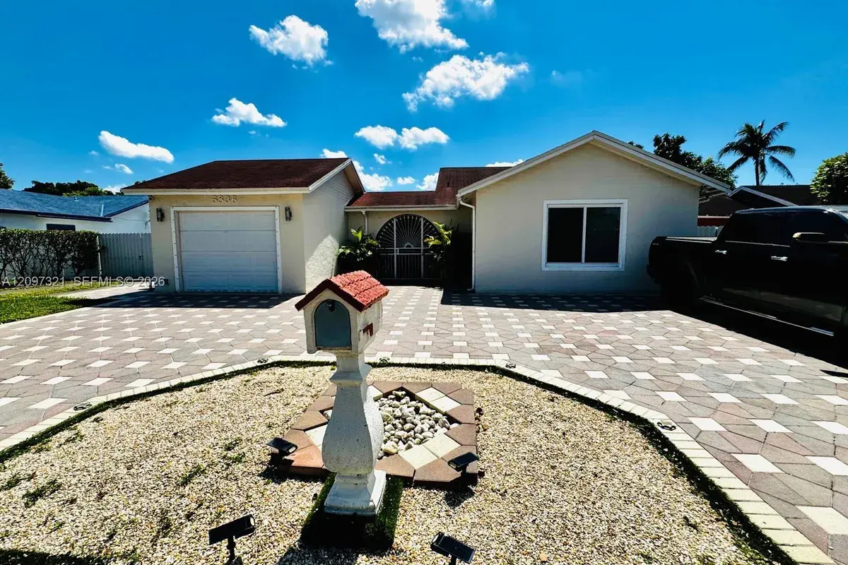 5836 NW 199th St, Hialeah FL 33015