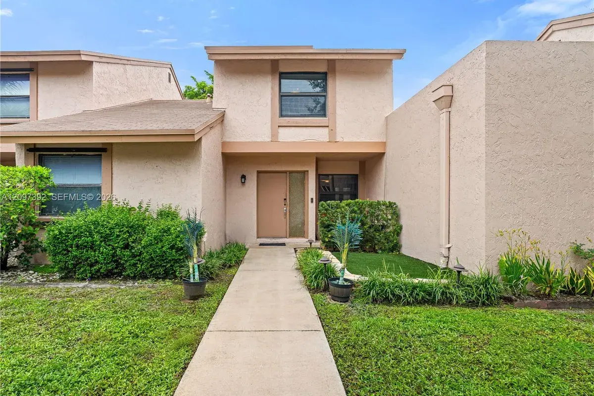 16 Chestnut Cir, Cooper City FL 33026
